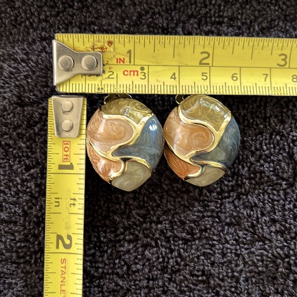 Beautiful Grouping Of Gold Tone Clip On Earrings - Picture 5 of 5